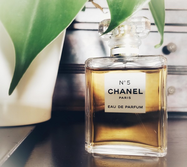 5 Things I Learned From Wearing Chanel No. 5 Every Day - Learning ...
